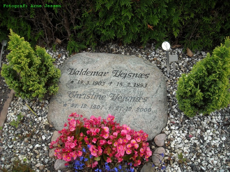 Johannes Valdemar Sofus og Christine Vejsnæs' gravsten på Skt. Marie Kirkegård.jpg